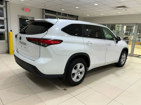 Used 2023 Toyota Highlander L image 11
