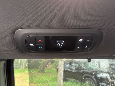 Used 2025 Chrysler Pacifica Select FWD image 25