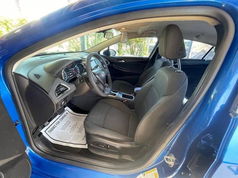 Used 2017 Chevrolet Cruze LT w/ Convenience Package FWD image 4