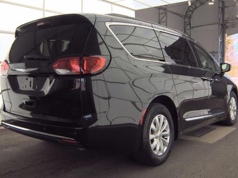 Used 2017 Chrysler Pacifica Touring-L image 3