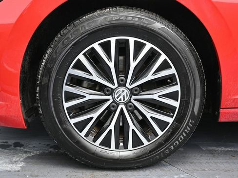 Used 2019 Volkswagen Jetta SE w/ Cold Weather Package image 12