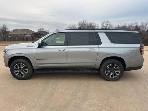 Used 2024 Chevrolet Suburban Z71 w/ Luxury Package image 2