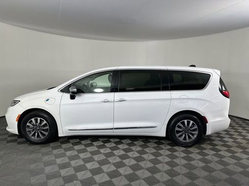 Certified 2023 Chrysler Pacifica Limited FWD image 11