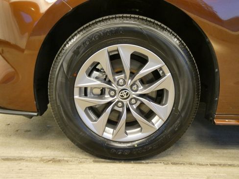 Certified 2024 Toyota Sienna LE image 26