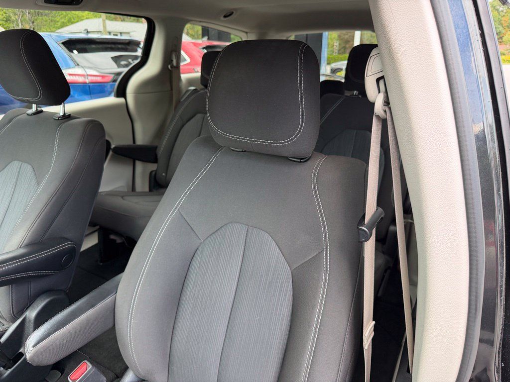 Used 2023 Chrysler Voyager LX FWD image 9