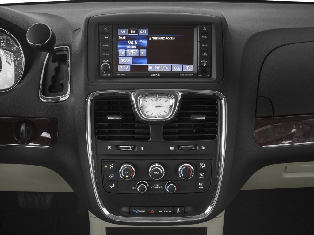 Used 2016 Chrysler Town & Country Touring w/ Driver Convenience Group FWD image 7
