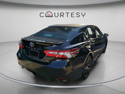 Used 2018 Toyota Camry SE w/ Convenience Package FWD image 3