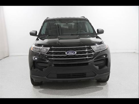 Used 2022 Ford Explorer XLT AWD/4WD image 2
