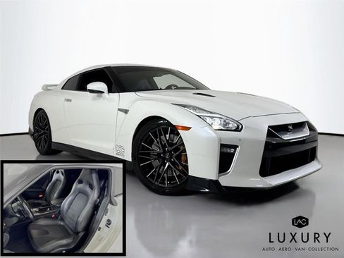 Used 2020 Nissan GT-R Premium image 2