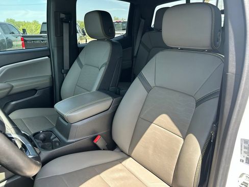 Used 2025 Chevrolet Colorado ZR2 w/ Technology Package AWD/4WD image 19