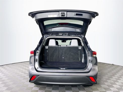 Used 2021 Toyota Highlander XLE image 30