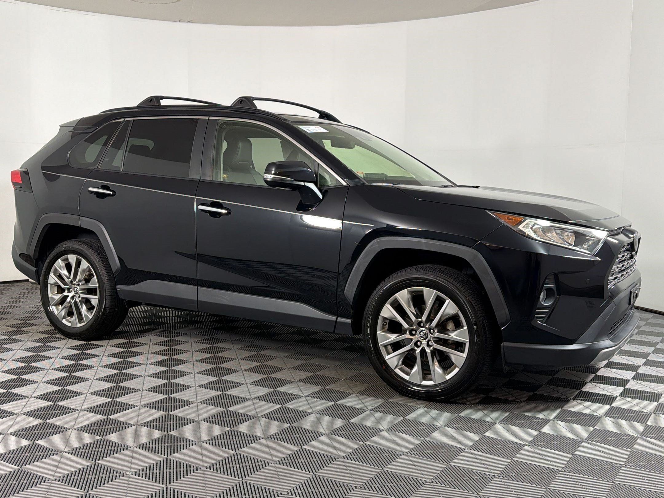 Used 2019 Toyota RAV4 Limited AWD/4WD image 6