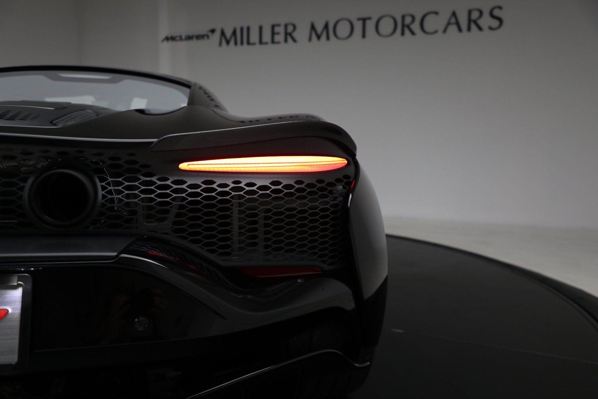 Used 2024 McLaren Artura RWD image 35