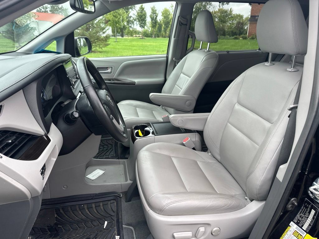 Used 2019 Toyota Sienna XLE w/ XLE Navigation Package FWD image 18