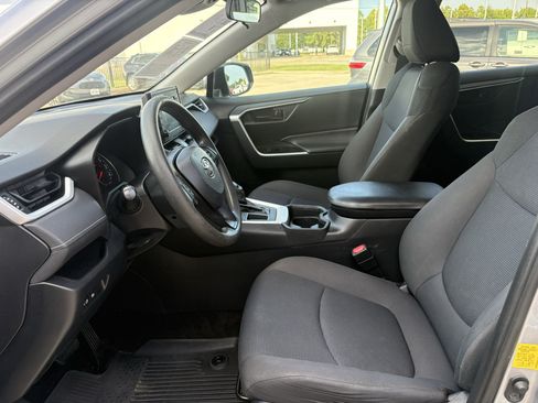 Used 2019 Toyota RAV4 LE w/ Carpet Mat Package FWD image 10
