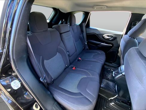 Used 2019 Jeep Cherokee Latitude w/ Popular Appearance Group FWD image 20