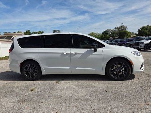 New 2026 Chrysler Pacifica Select FWD image 8
