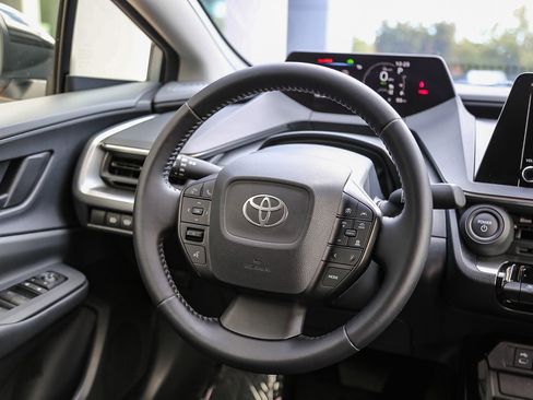 Used 2025 Toyota Prius LE FWD image 15