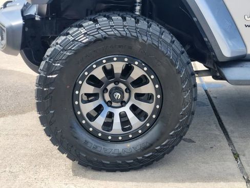 Used 2018 Jeep Wrangler Unlimited Sahara AWD/4WD image 10