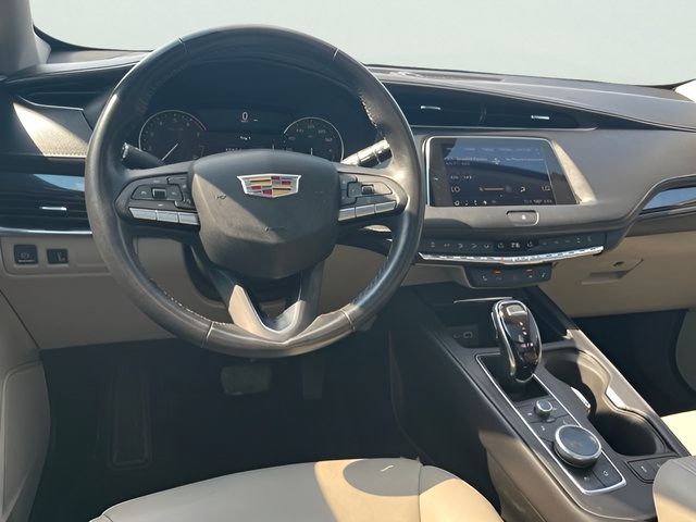 Used 2023 Cadillac XT4 Luxury w/ Cold Weather Package FWD image 16