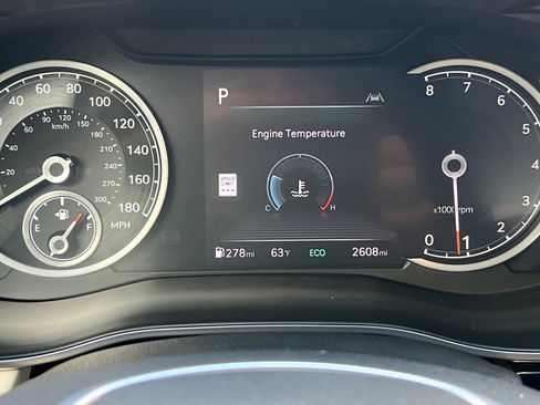 Used 2025 Genesis G70 2.5T image 25