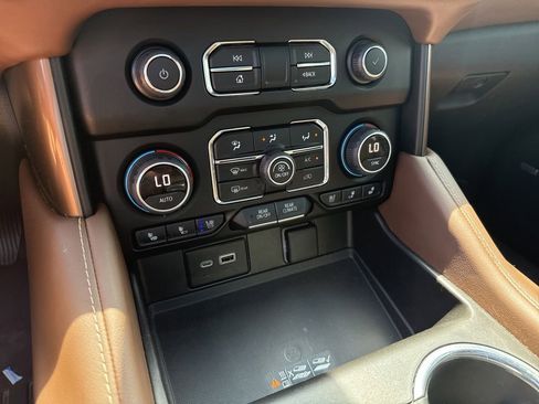 Used 2022 Chevrolet Tahoe High Country w/ Premium Package AWD/4WD image 22