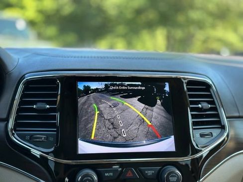 Used 2020 Jeep Grand Cherokee Overland AWD/4WD image 17