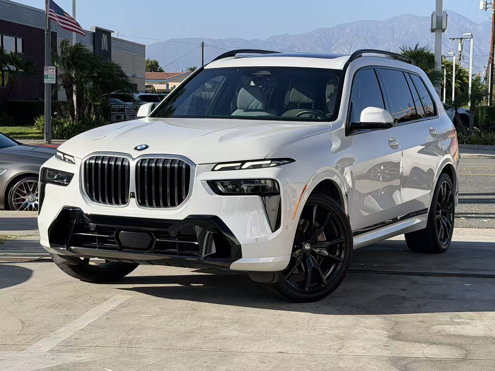 Used 2024 BMW X7 xDrive40i w/ M Sport Package AWD/4WD image 4