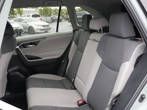 Used 2022 Toyota RAV4 XLE FWD image 16