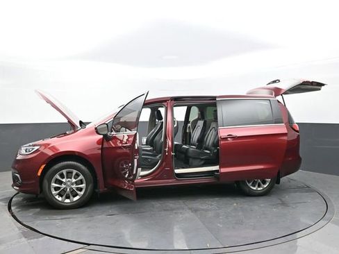 Used 2023 Chrysler Pacifica Touring-L AWD/4WD image 59