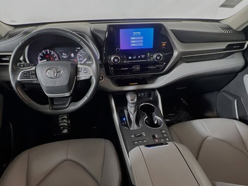 Used 2024 Toyota Highlander XLE image 30