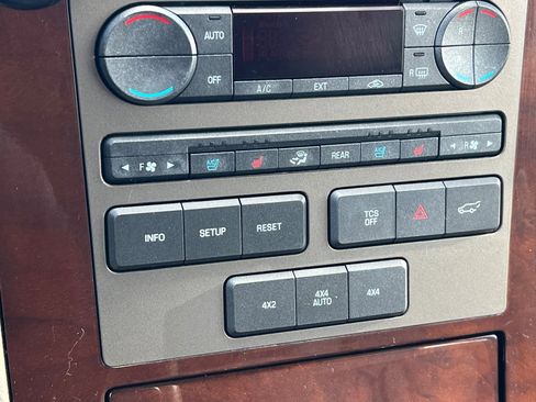 Used 2014 Lincoln Navigator 4WD image 19