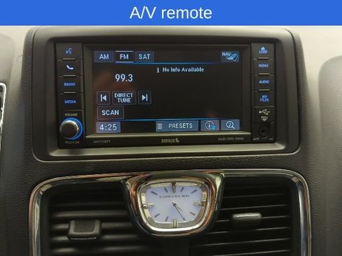 Used 2016 Chrysler Town & Country Touring-L FWD image 15