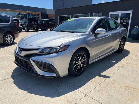 Used 2022 Toyota Camry SE FWD image 3