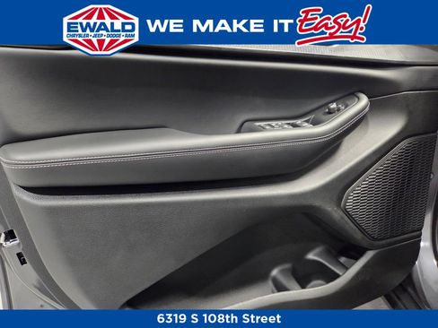 New 2025 Jeep Grand Cherokee Altitude image 9