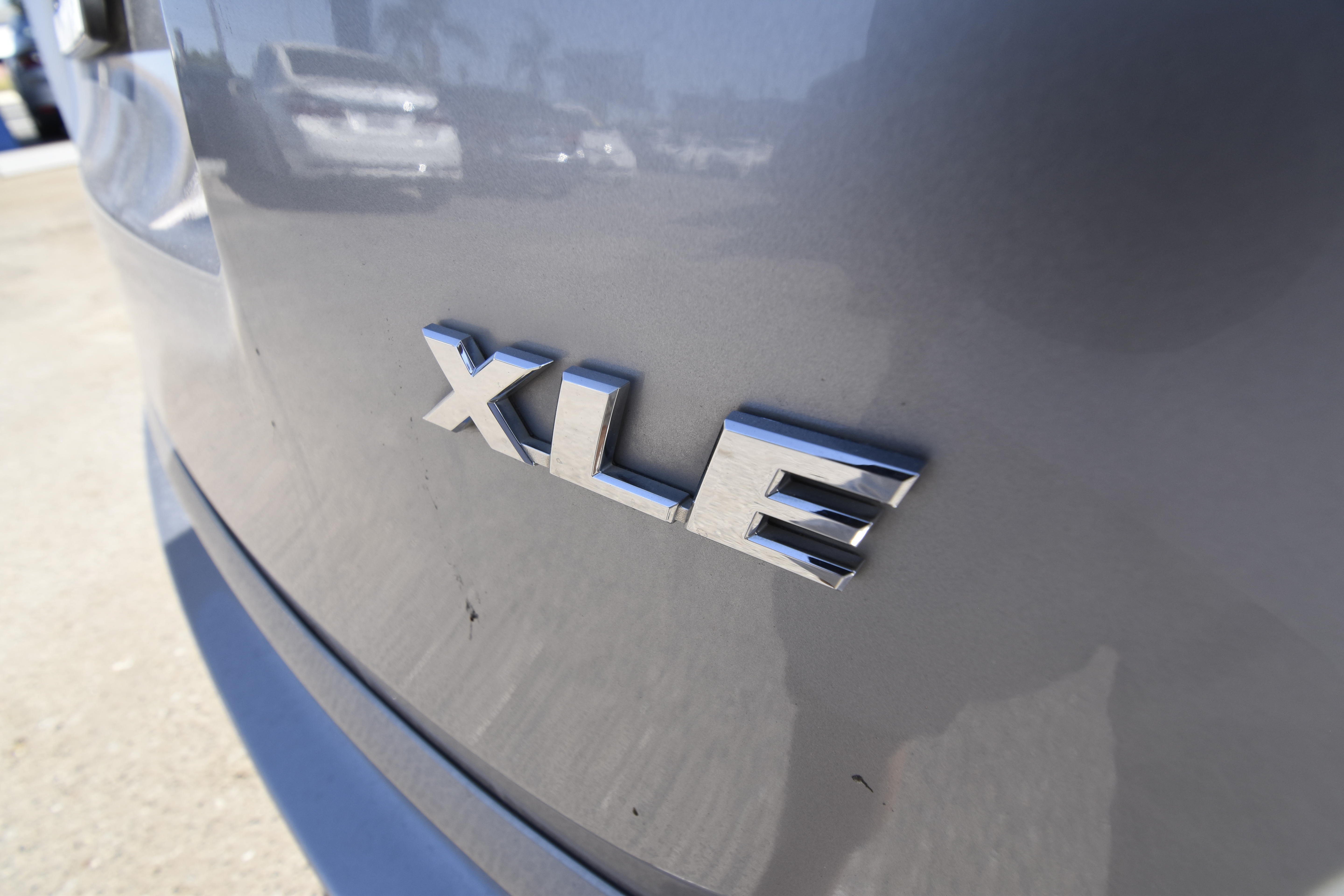 Used 2018 Toyota RAV4 XLE w/ Plus Extra Value Package FWD image 13