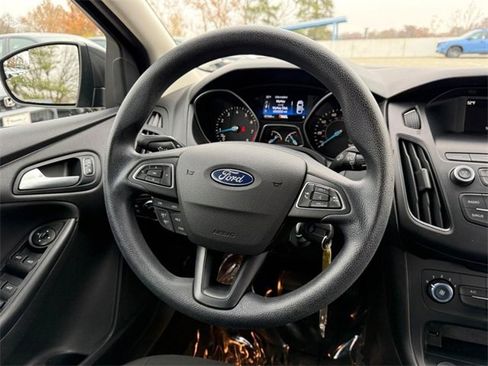 Used 2018 Ford Focus SE w/ SE Appearance Package image 13