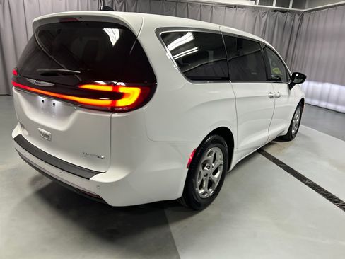 Used 2024 Chrysler Pacifica Limited FWD image 7