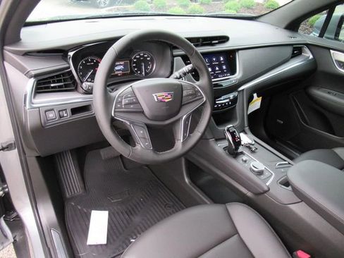 New 2025 Cadillac XT5 Luxury image 14