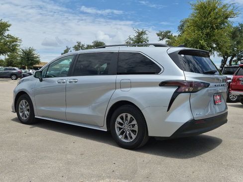 Used 2025 Toyota Sienna XLE FWD image 3