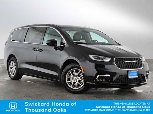 Used 2024 Chrysler Pacifica Touring-L FWD image 1