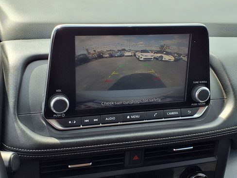 Used 2025 Nissan Rogue SV FWD image 4