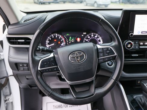 Used 2024 Toyota Highlander LE FWD image 47