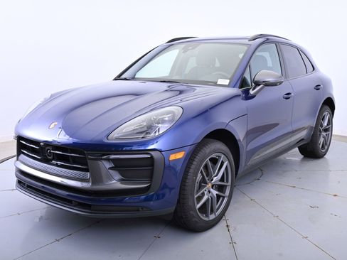 Certified 2025 Porsche Macan image 1
