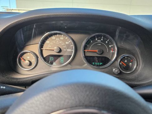 Used 2017 Jeep Wrangler Unlimited Sahara w/ Connectivity Group AWD/4WD image 16