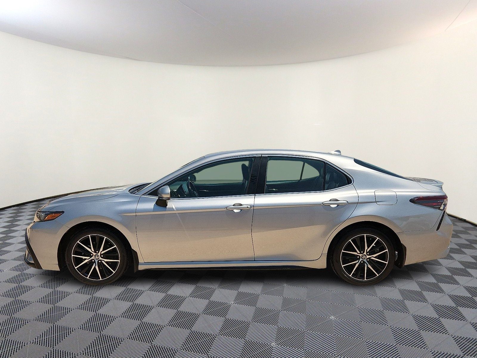 Used 2024 Toyota Camry SE FWD image 2