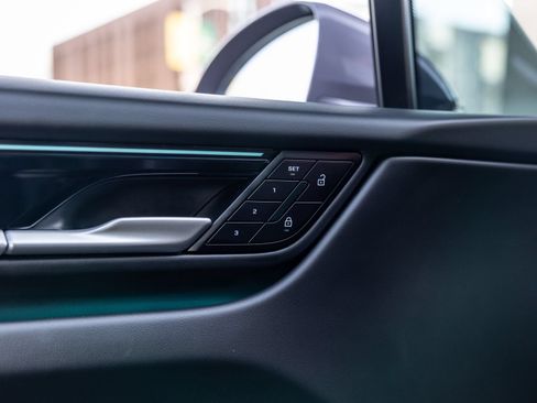 Certified 2025 Porsche Macan 4S Electric AWD/4WD image 38