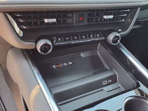 New 2025 Chevrolet Suburban Premier image 20