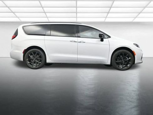 New 2026 Chrysler Pacifica Select w/ S Appearance Package image 25