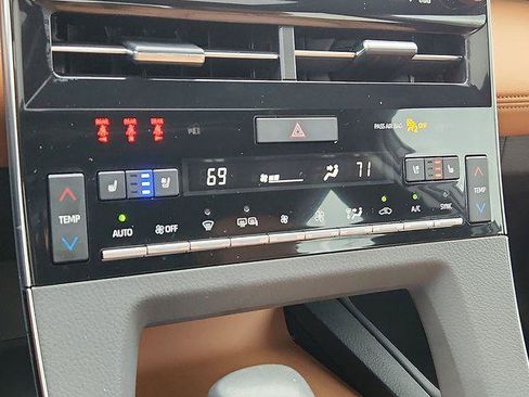 Certified 2022 Toyota Avalon Limited w/ Advanced Safety Package FWD image 18